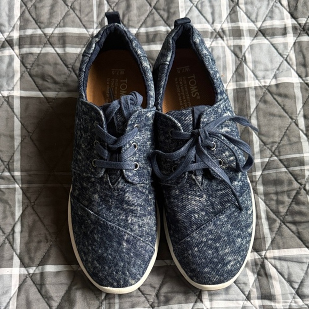 TOMS  Heathered Jean Navy Lace-Up Sneakers 7.5 NWOB